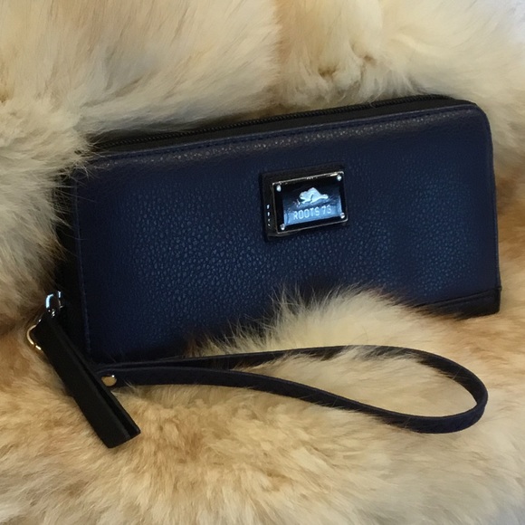 NWOT Roots zip around wallet π